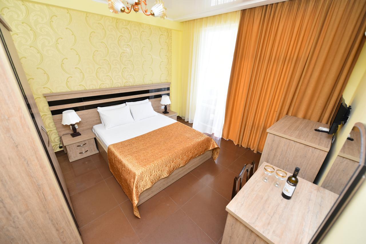 Hotel Lazuri In Kvariati Exteriör bild